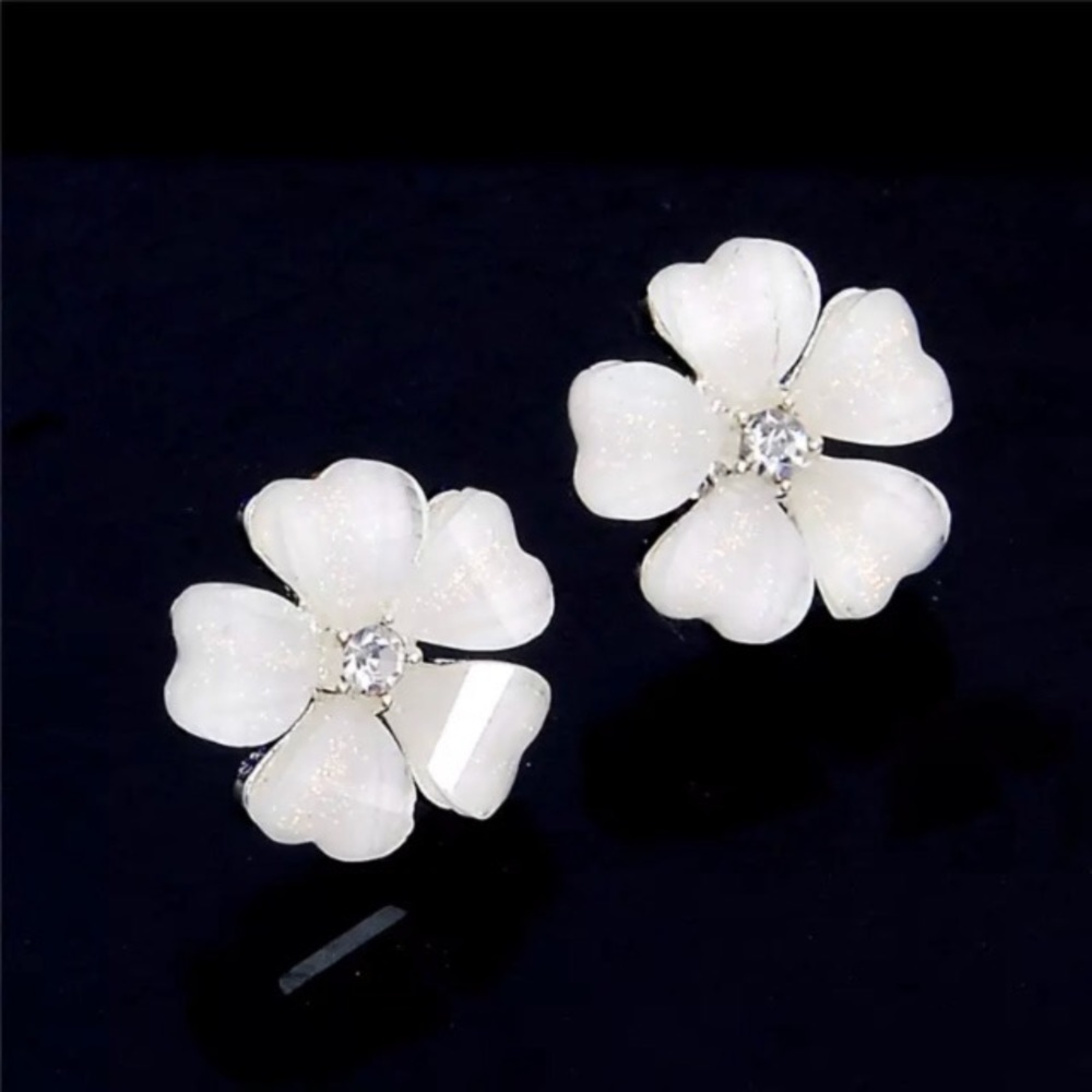 NEW!๐๐VERY PRETTY! VERY CUTE! WHITE FLOWERS!๐๐ - Picture 1 of 8